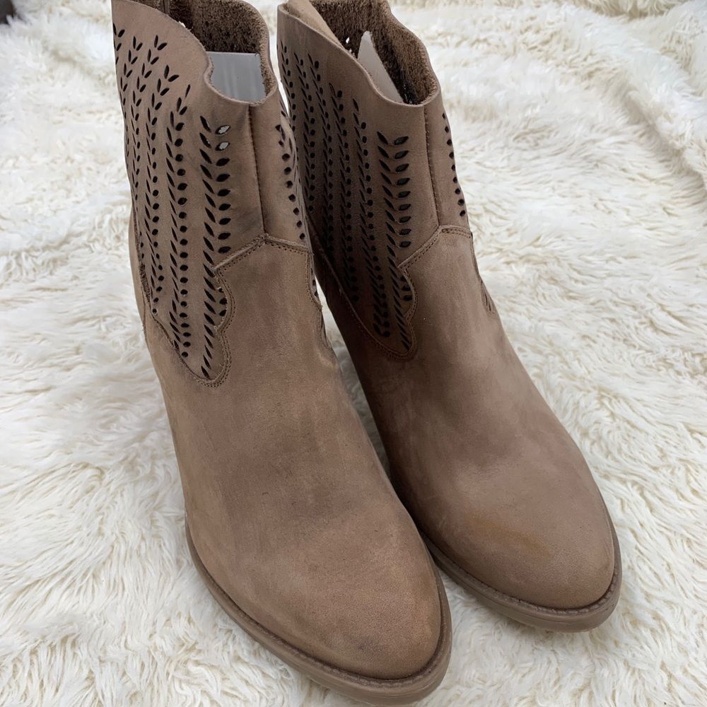 Nwot Coolway Tan Heeled Booties. Size 9.